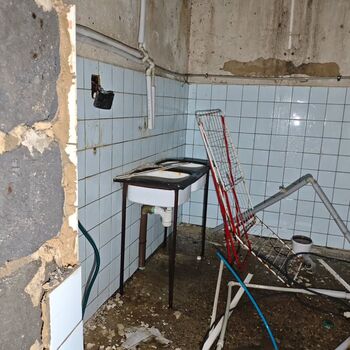 What put an end to this motor lodge? An abandoned motor lodge...