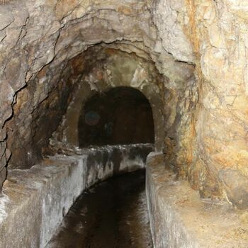 Buňka tunel průchod chodba kámen