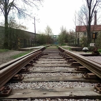 stopa železnice železnice vlak doprava zábradlí cestování