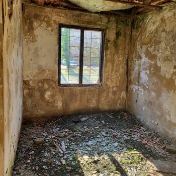 Rozpadlý domek v Praze