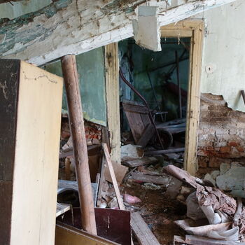 Rozpadající se statek.