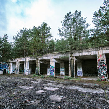 Velitelské stanoviště, bunkry a otevřené pozice s opravdu skvělými graffiti