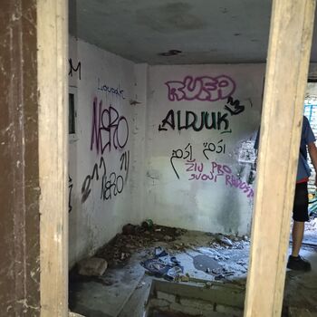 Abandoned hunting lodge🏹