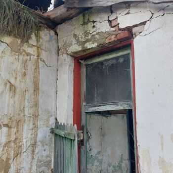 OPUŠTĚNÝ DOMEK U HLAVNÍ SILNICE