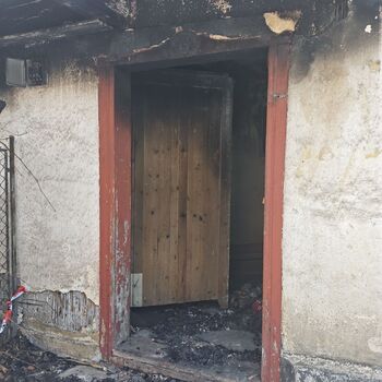 Ausgebrannte Hütte, Standort in der Beschreibung