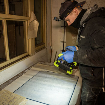 Zachovalý kryt s telefony