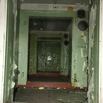 bezpečný parapet StrongBox krabice konstrukční prvek dveře staré bezpečný parapet StrongBox krabice konstrukční prvek dveře staré