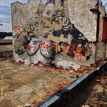 Na tomto graffiti je nejvíc vidět zub času a vliv počasí... Zatímco v roce 2021 bylo nejspíš skoro nové, teď už z něj nic moc nezbylo :( Na tomto graffiti je nejvíc vidět zub času a vliv počasí... Zatímco v roce 2021 bylo nejspíš skoro nové, teď už z něj nic moc nezbylo :(