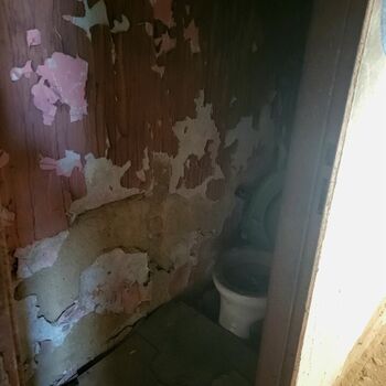 Rozpadlý domek v Praze