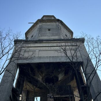 Bertzit Tower – Nedokončený experiment ⚙️🔥
