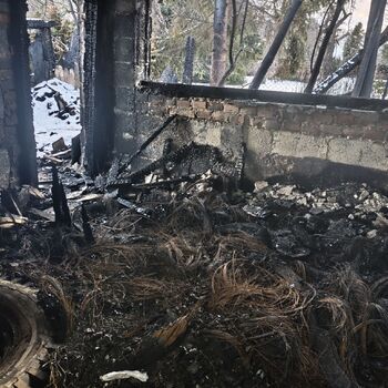 Ausgebrannte Hütte, Standort in der Beschreibung