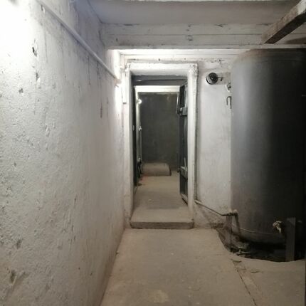 Der Unterstand unter dem Wohnhaus Der Unterstand unter dem Wohnhaus