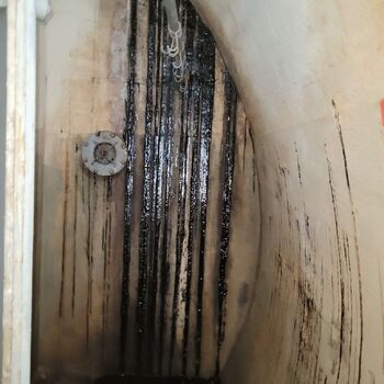 Už se setmělo venku je úplněk.