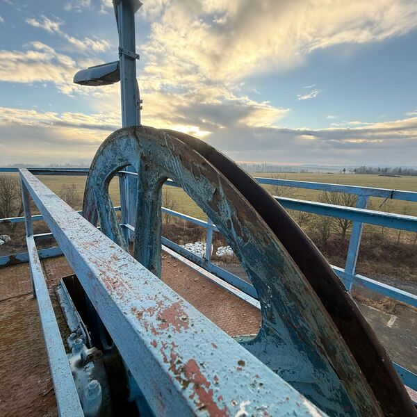 hory, DOLY, černý pes