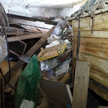 Hájovna ve stráni.