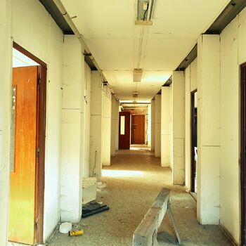 interiér věznice místnost