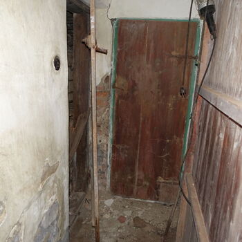 Hájovna ve stráni.