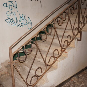 barrier obstruction structure