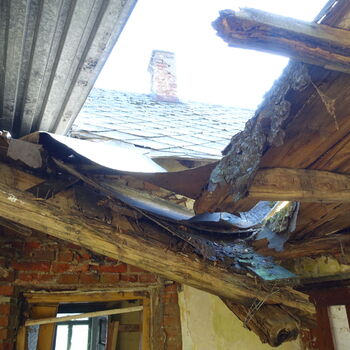 Hájovna ve stráni.