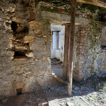 Rozpadlý domek v Praze