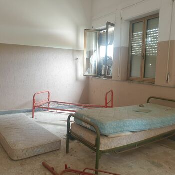 místnost ložnice interiér nábytek domácí dům Pohovka výzdoba moderní podlaha život tabulka lampa okno byt