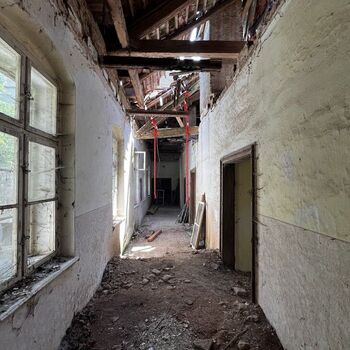 Tvrz přestavěná na zámek