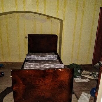 Starý domek uprostřed vsi