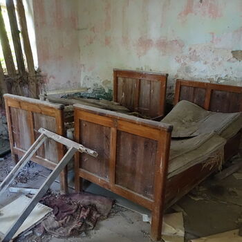 Další chátrající statek