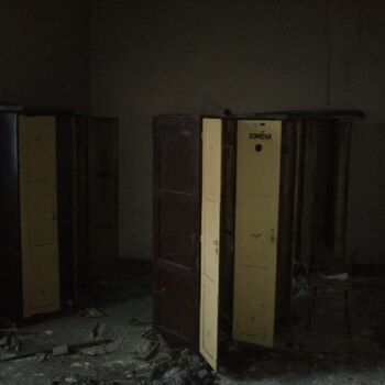 šatní skříň nábytek