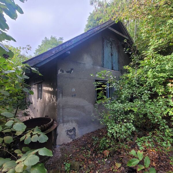 Dům v Praze obklopen šípky.