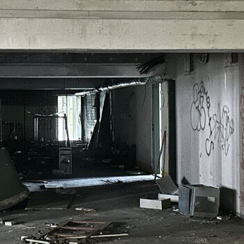 opuštěné parkoviště, restaurace a tělocvična