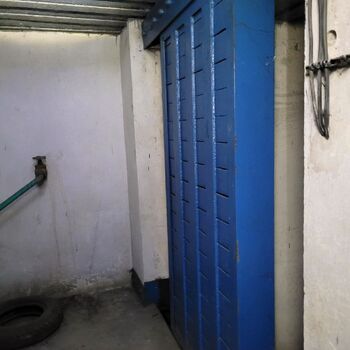 Už se setmělo venku je úplněk.