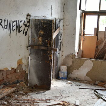 lednička bílé zboží staré domácí spotřebiče zeď dveře