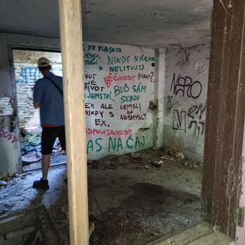 Abandoned hunting lodge🏹