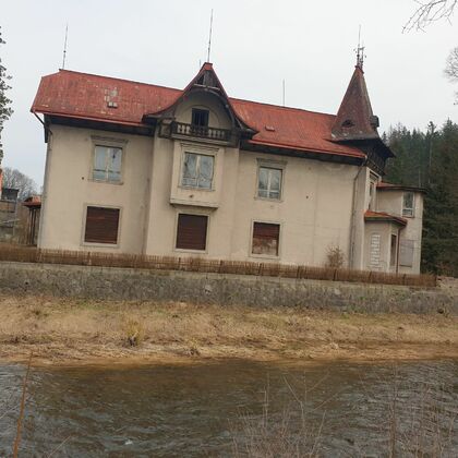 U opustěné vily 2021