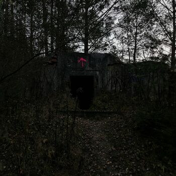 Ein militärisches Gebiet mit einer unterirdischen Sendezentrale Ein militärisches Gebiet mit einer unterirdischen Sendezentrale