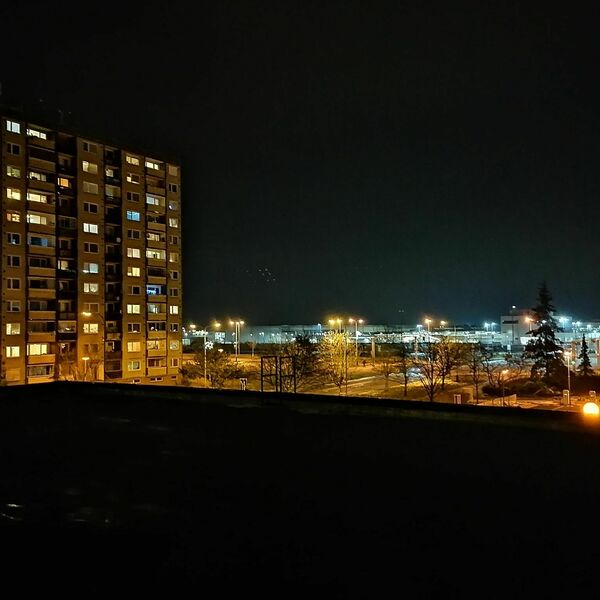 Město pod rouškou tmy