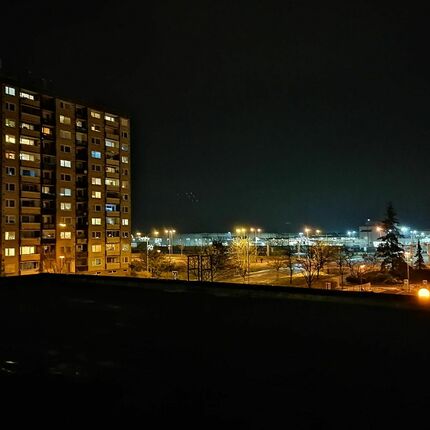 Stadt im Schutz der Dunkelheit Stadt im Schutz der Dunkelheit