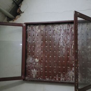 Už se setmělo venku je úplněk.