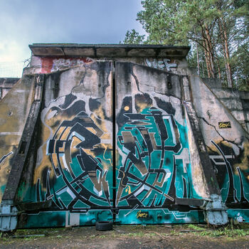 Velitelské stanoviště, bunkry a otevřené pozice s opravdu skvělými graffiti