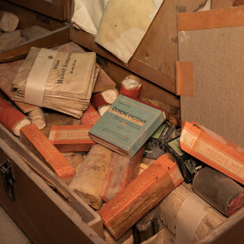 Zachovalý kryt s telefony