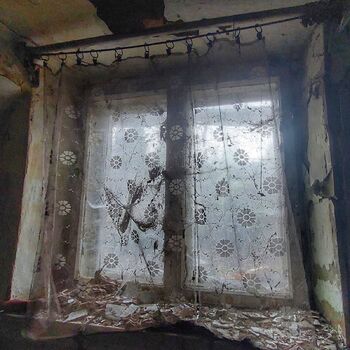 OPUŠTĚNÝ DOMEK U HLAVNÍ SILNICE