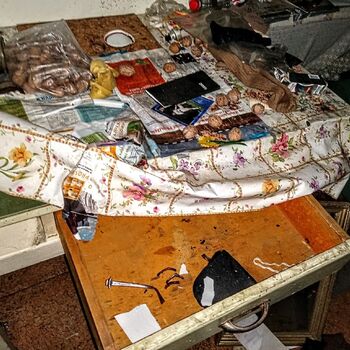 Starý domek uprostřed vsi