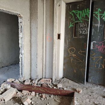 Proč to nedostavěli? Opuštěná železniční poliklinika...