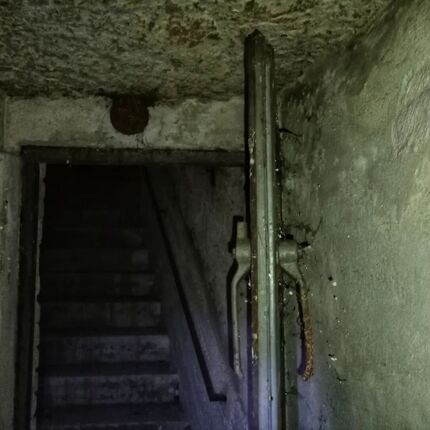 Abdeckung tief unter dem Bata-Laden Abdeckung tief unter dem Bata-Laden