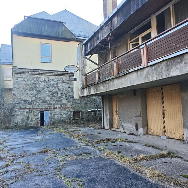 What closed this guesthouse? An abandoned, well-preserved guesthouse