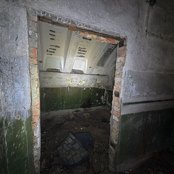 Velitelský bunkr na letišti, starý a nový