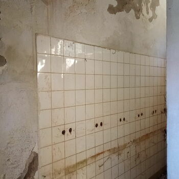 sprcha vedle sebe vodovodní armatura koupelna