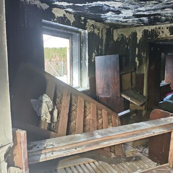 Ausgebrannte Hütte, Standort in der Beschreibung