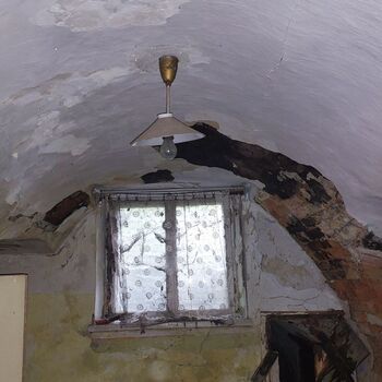 OPUŠTĚNÝ DOMEK U HLAVNÍ SILNICE